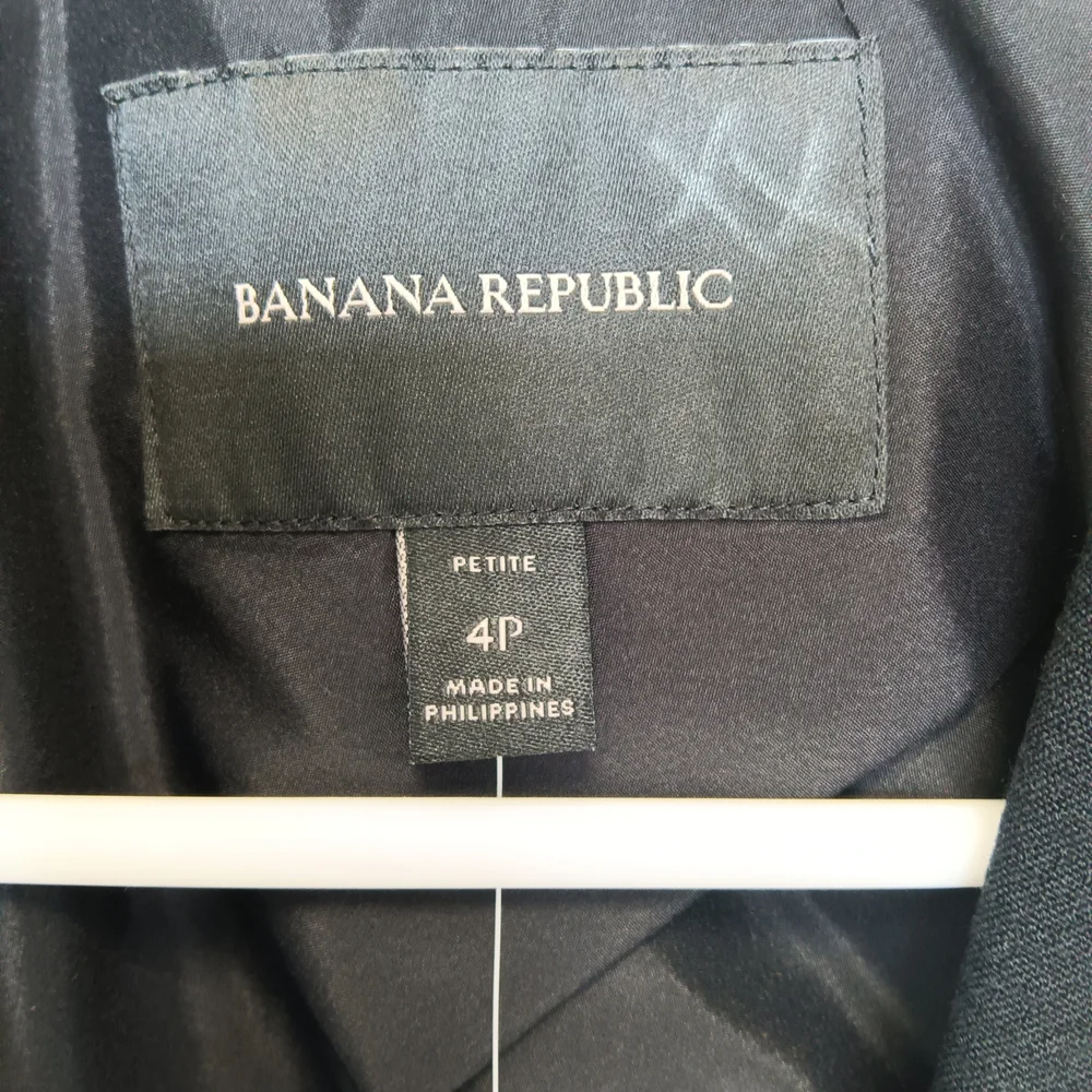 CLEARANCE SALE!!  Banana Republic Women's Elegant Black Blazer - Picture 3 of 12
